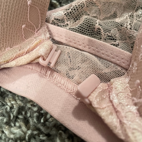 Pink Lace Victorias Secret Bombshell Bra - Picture 2 of 6